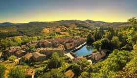 Le bellezze del borgo di Santa Fiora, nella rigogliosa natura della Maremma toscana