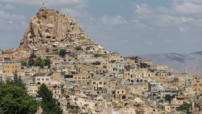Uchisar, la città scavata nella roccia, è la Matera turca