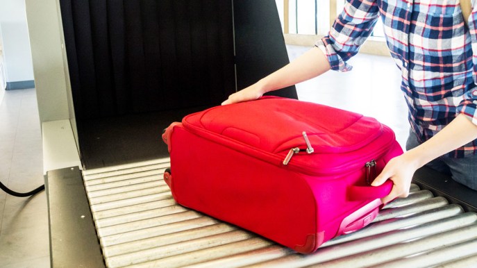 In aeroporto, tenete gli oggetti personali fuori dai cestini per il controllo della sicurezza