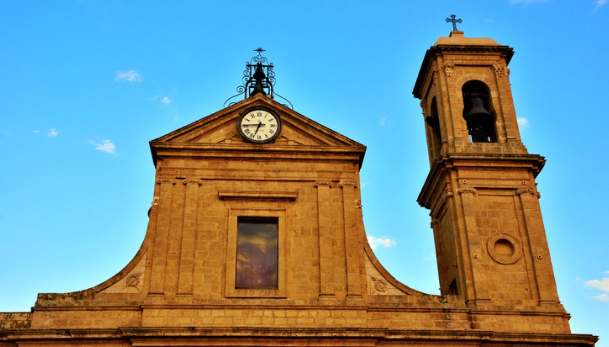 Facciata della Chiesa Madre di Santa Croce Camerino, simbolo del borgo siciliani