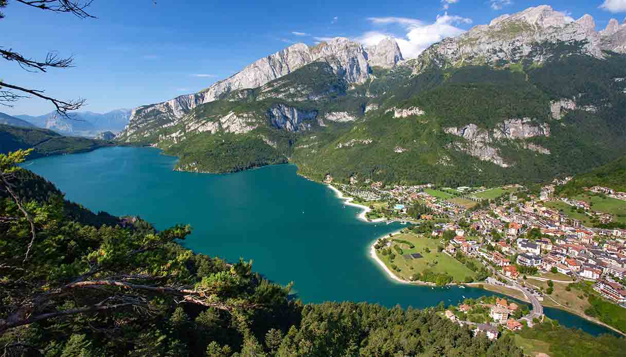 Il Lago di Molveno, con le sue acque blu, è il più bello d’Italia