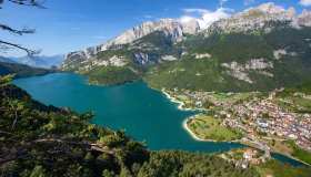 Il Lago di Molveno, con le sue acque blu, è il più bello d’Italia