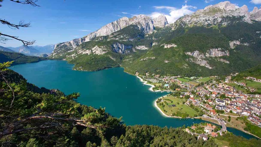 Il Lago di Molveno, con le sue acque blu, è il più bello d’Italia