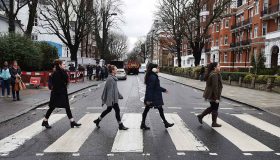 Tutti fermi per il virus: a Londra hanno finalmente ridipinto le strisce pedonali dei Beatles