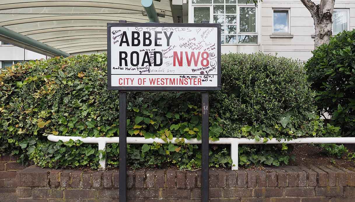 a Londra hanno finalmente ridipinto le strisce pedonali dei Beatles