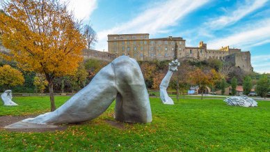Il gigante della Valle di Faul emerge da un prato. Questa è la sua storia