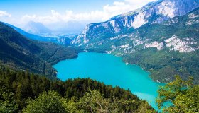 Lago di Molveno, specchio d’acqua turchese circondato dalle Dolomiti