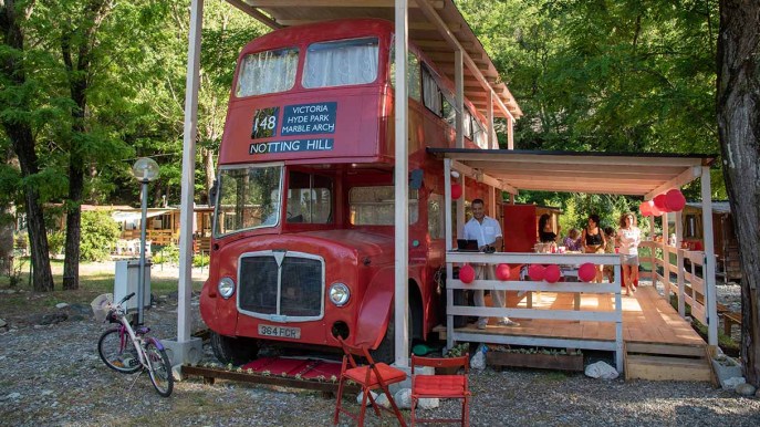 Un vecchio autobus di Londra è ora diventato una casa per le vacanze
