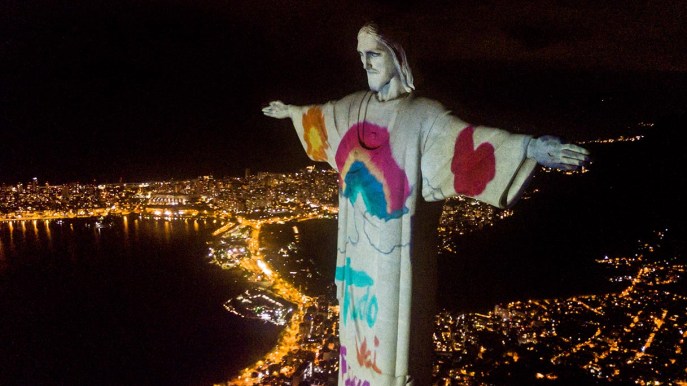 Il Cristo Redentore di Rio vestito da dottore per onorare i medici in prima linea