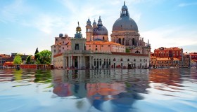 Venezia ha un fantasma che nuota indisturbato tra i suoi canali