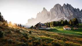 in montagna tra i picchi dolomitici con la famiglia