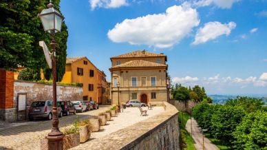 Cingoli, il balcone delle Marche affacciato su panorami sconfinati tra natura e mare