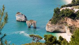 La bianca Costa di Vieste, magie di grotte e mare limpido