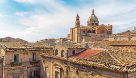 Favara, un borgo antico recuperato con arte e bellezza