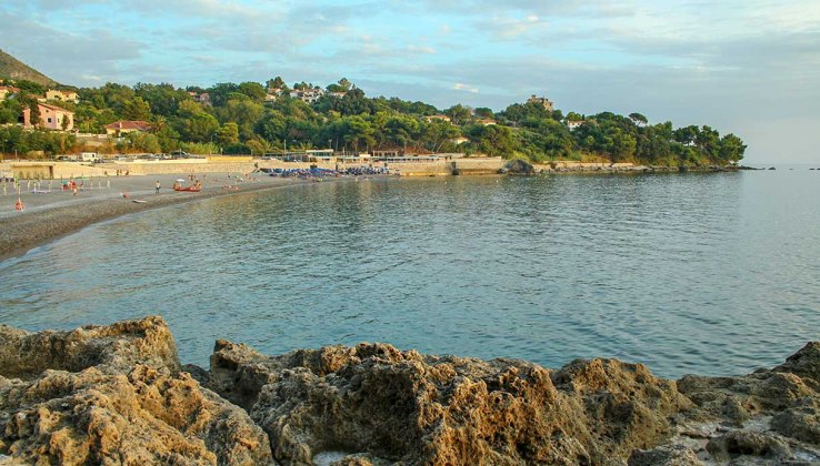Fiumicello, la spiaggia divisa in due da un torrente