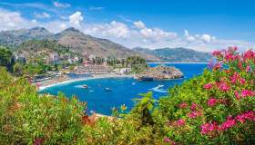 Taormina, tra le sue spiagge da sogno e i tesori di un passato antico