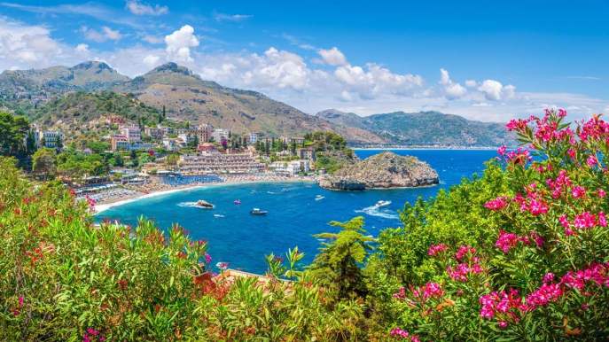 Taormina, tra le sue spiagge da sogno e i tesori di un passato antico