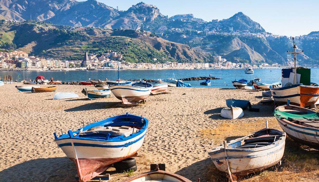 Magica spiaggia di Giardini Naxos a Taormina