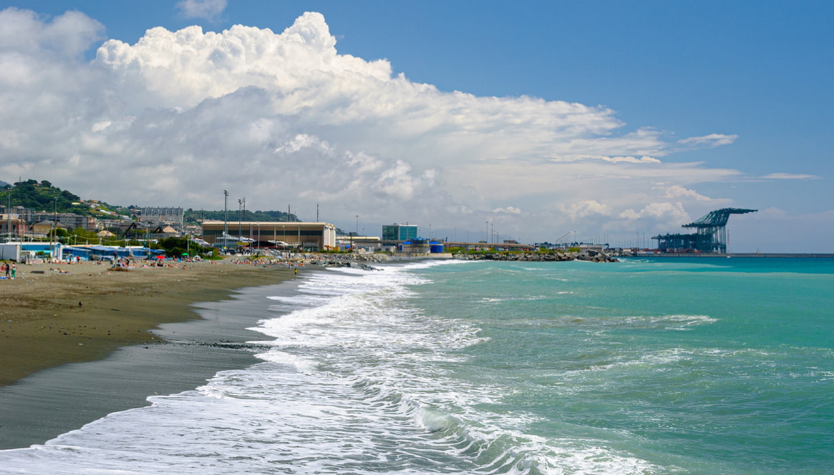 Spiaggia vicino alla città di Genova: Voltri