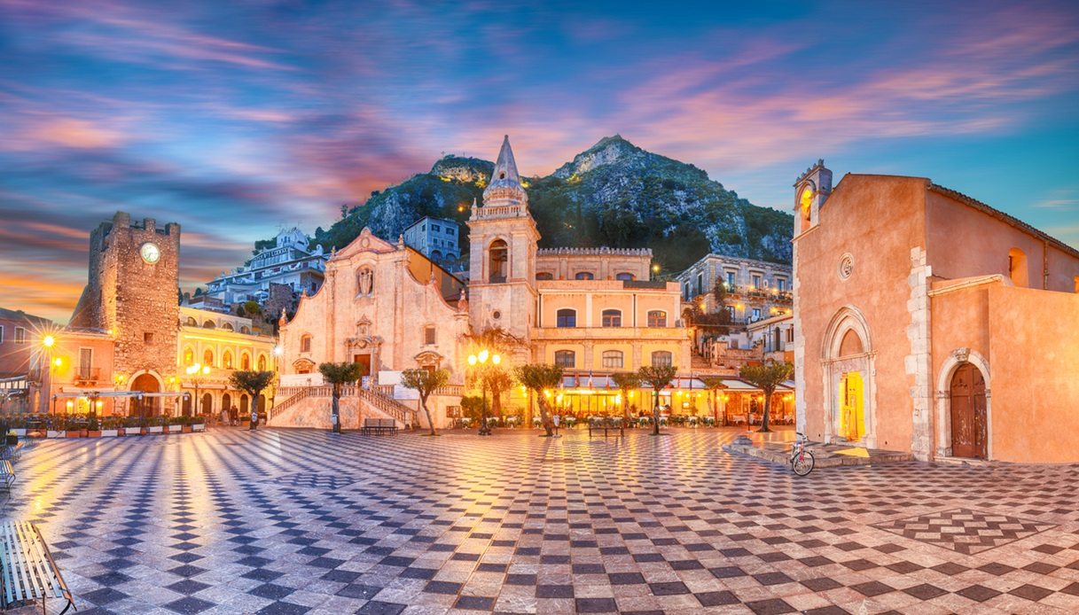 Lo splendido Duomo di Taormina e la sua piazza, in Sicilia