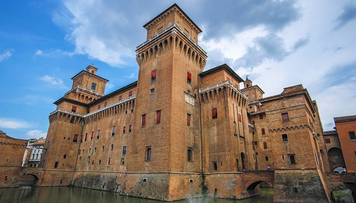 A Ferrara il castello è circondato dal fossato | SiViaggia