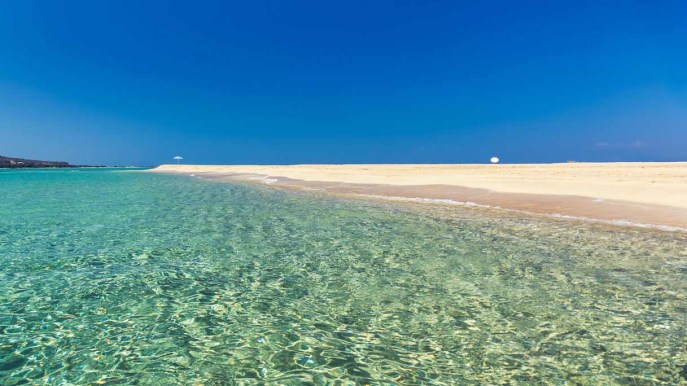 Grecia, l’isola delle Cicladi con le spiagge più blu
