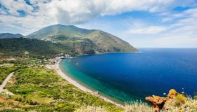 Le spiagge più belle delle Isole Eolie, incredibile fusione di colori