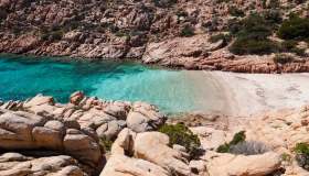 Le spiagge della Gallura, dove il mare si insinua in rocce granitiche