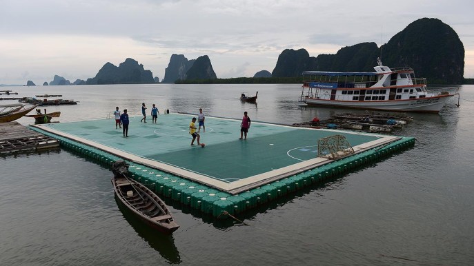 In Thailandia esiste un campo da calcio galleggiante con una storia incredibile