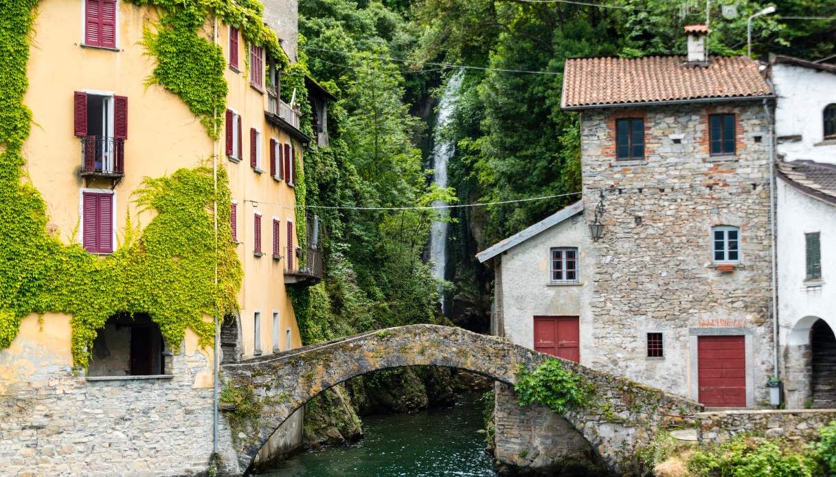 Nesso: lo stupendo borgo sul Lago di Como con la cascata al centro del paese