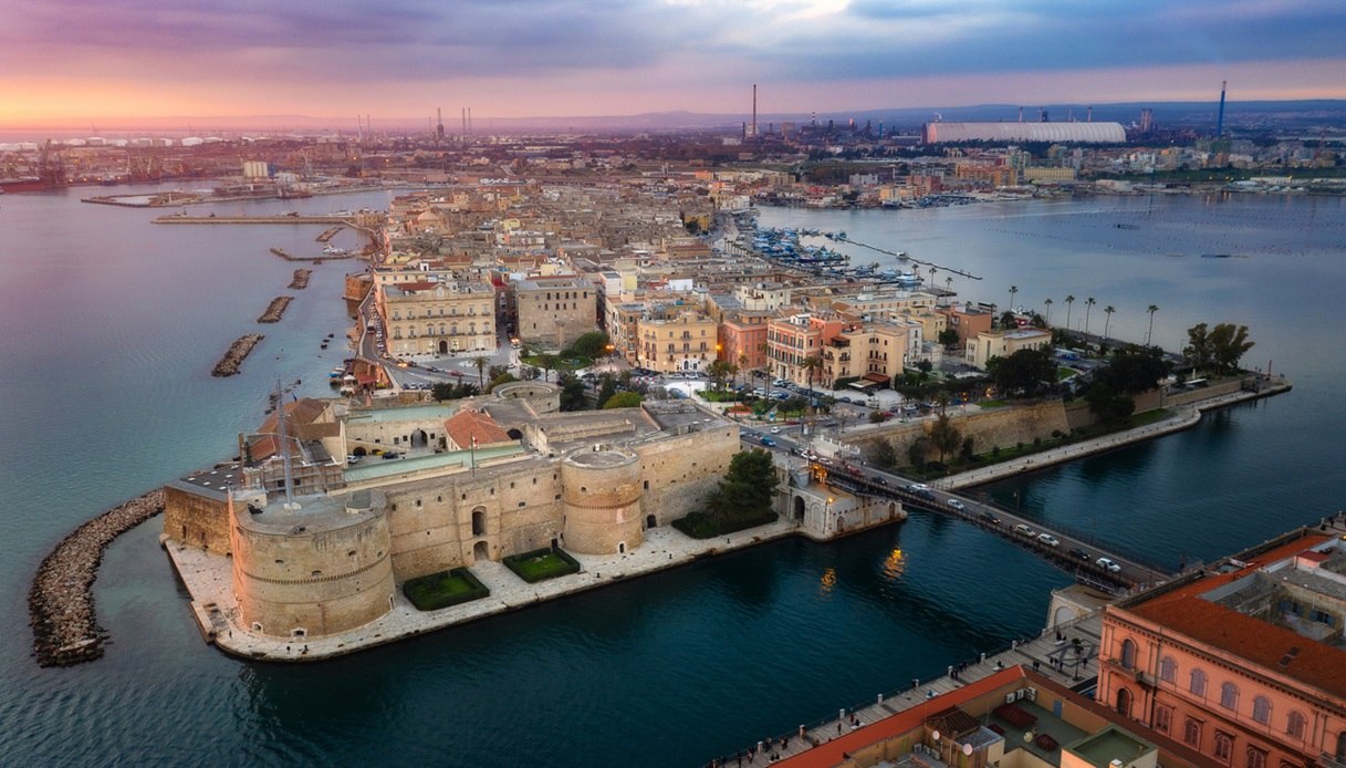 Veduta su Taranto, la splendida "città dei due Mari", ultima tappa del cammino