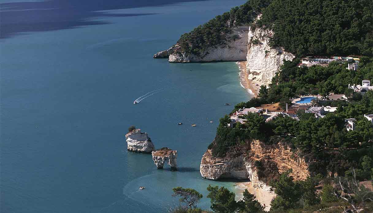 Spiagge all’ombra dei faraglioni: il Gargano più nascosto