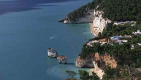 Spiagge all’ombra dei faraglioni: il Gargano più nascosto