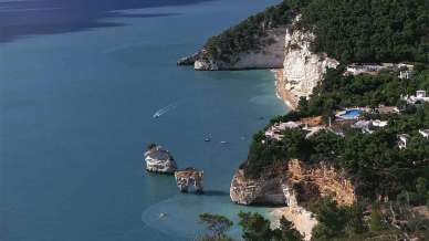 Spiagge all’ombra dei faraglioni: il Gargano più nascosto