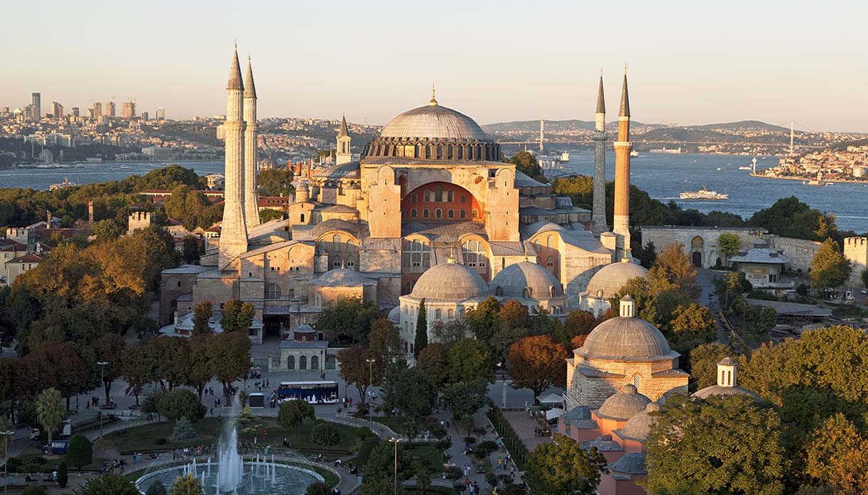 Santa Sofia, il gioiello di Istanbul si trasforma in moschea