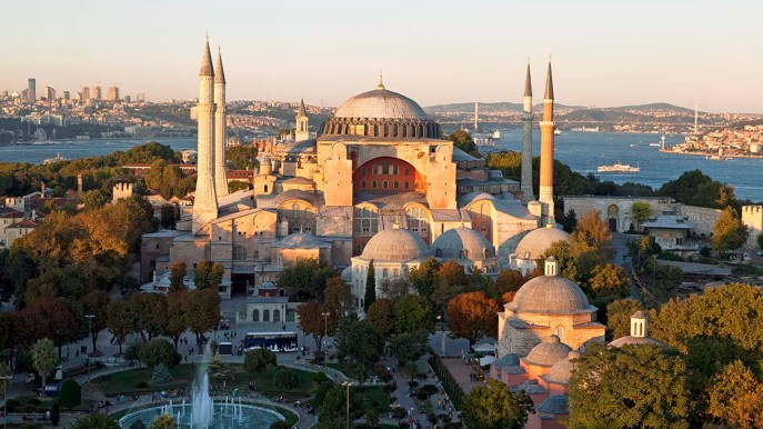 Santa Sofia, il gioiello di Istanbul si trasforma in moschea