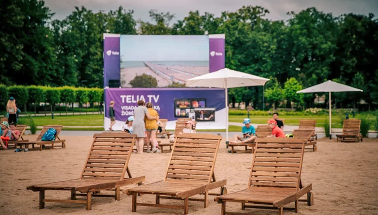 Onde sul maxi schermo, lettini e ombrelloni: la spiaggia urbana in Lituania