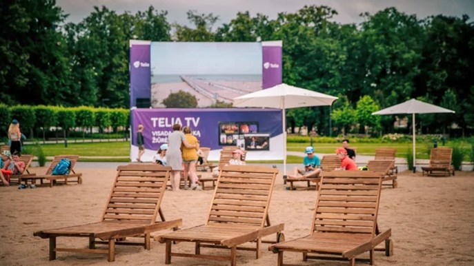 Onde sul maxi schermo, lettini e ombrelloni: la spiaggia urbana in Lituania