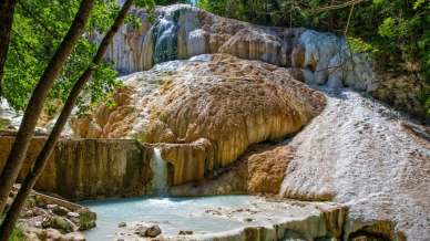 Bagni di San Filippo, le terme nel cuore della Toscana che nascondono un segreto