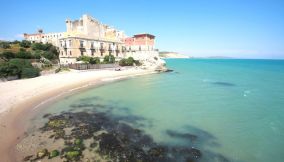 Falconara, una spiaggia romantica con tanto di castello