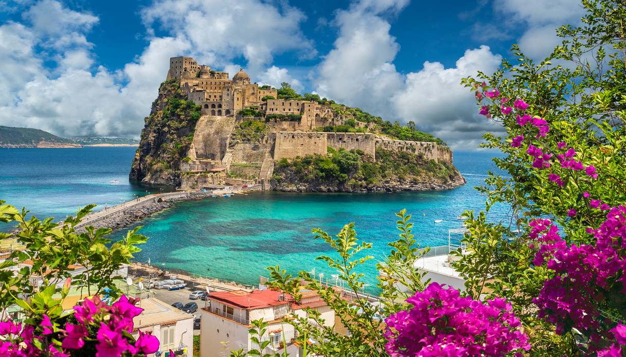 Il Castello Aragonese, gioiello di Ischia circondato dalle acque