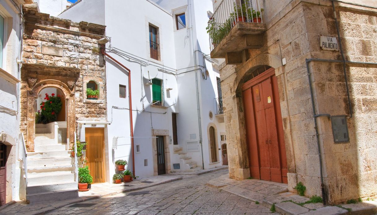 Alla scoperta di Putignano, tra grotte, Carnevale e mare