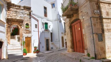 Alla scoperta di Putignano, tra grotte, Carnevale e mare