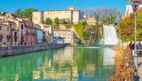 Isola del Liri, il borgo con la cascata in centro