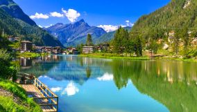 Il borgo di Alleghe e il suo lago