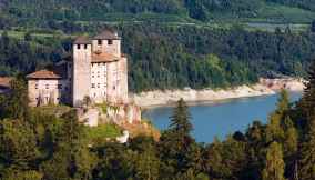 Lago di Santa Giustina, splendido con il suo castello