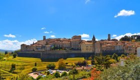 Anghiari, il borgo che si sviluppa intorno a una “ruga”