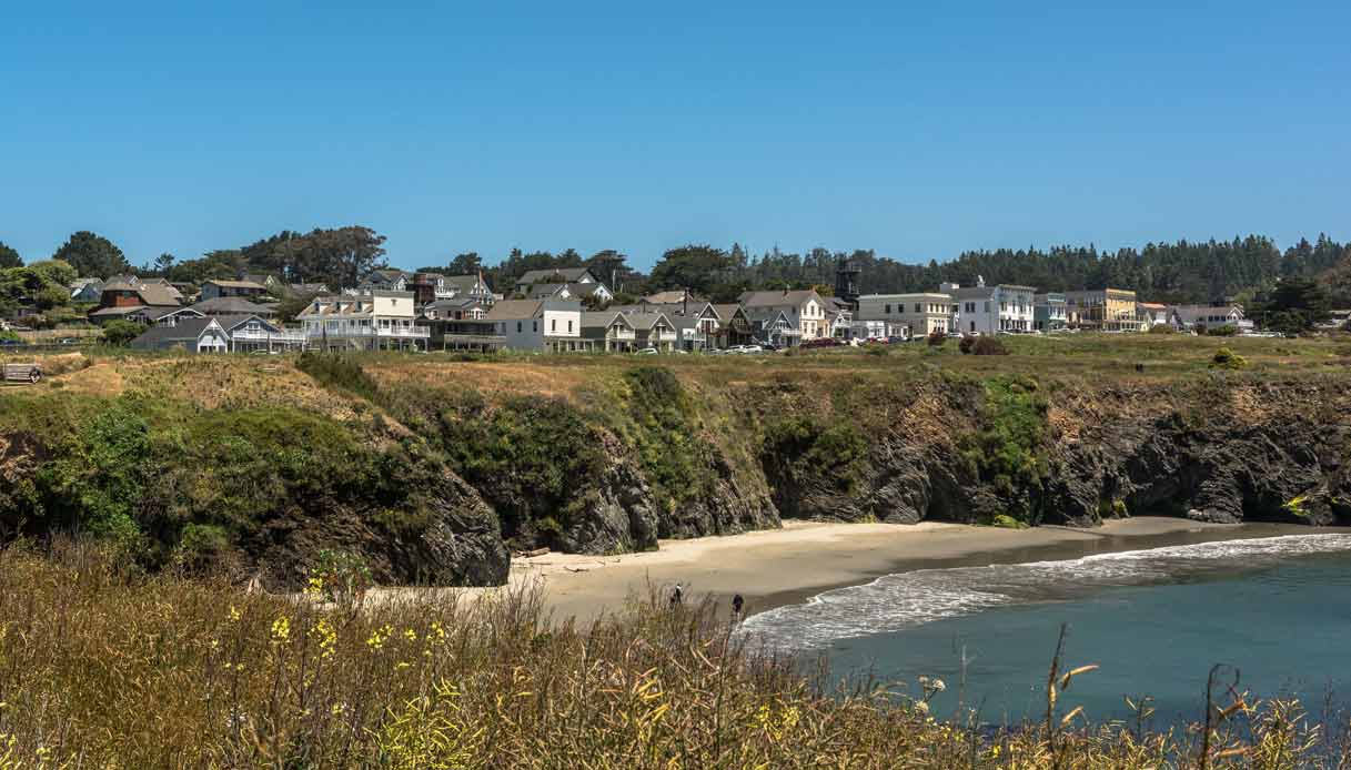 mendocino-california-signora-in-giallo