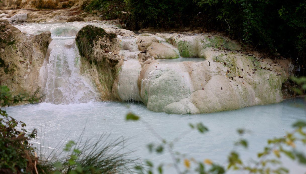 Piscina naturale delle terme all'aperto libere di Bagni San Filippo in Toscana