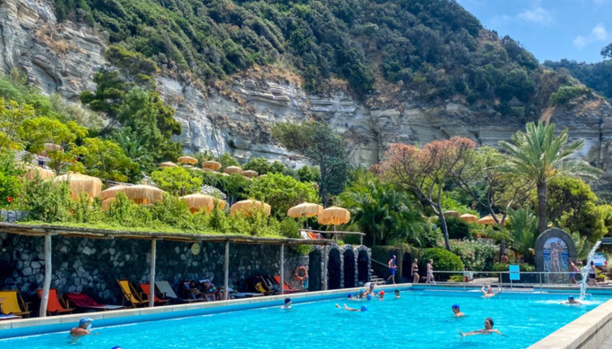 Piscina del centro termale all'aperto di Ischia, in Campania, con persone in acqua